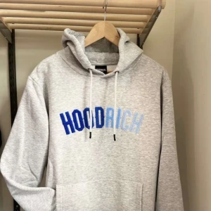 Hoodrich hoodie - Säljer denna superfina Hoodrich hoodien som är i nyskick, den är knappt använd i herrstorlek L. Tröjan har inga fläckar eller andra slitningar. När den väl används så har den suttit på en kille. Köpt för ca 1000kr