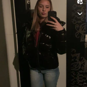 Moncler jacka - Helt ny jätte bra skick och man får med påsen. Köpt för 3500kr
