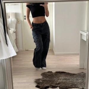 Svarta cargo - Svarta cargo från Pull & bear, storlek 38. 