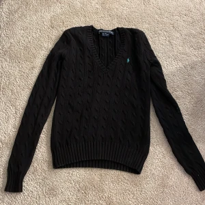 Ralph Lauren Tröja  - Säljer denna as snygga tröja då den inte kommer till användning. V-ringad i halsen och jätte trendig nu! Knappt använd därav priset men är öppen för förslag!❤️ Skriv för fler frågor!