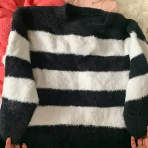 over sized randig fluffig tröja