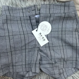Rutiga Shorts - Helt nya rutiga shorts från NA-KD, med lapp kvar. Dessa är i storlek 38.💗