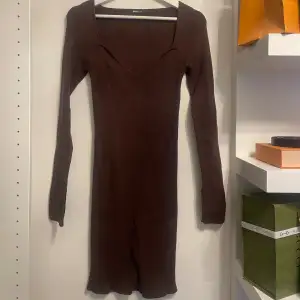 Säljer denna bruna stickade klänningen, storlek M men passar även S🤍