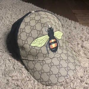 Gucci keps bi - Säljer min fina gucci keps, inga fel på den, byten funkar också. Kepsen hämtas i oxie, Malmö.