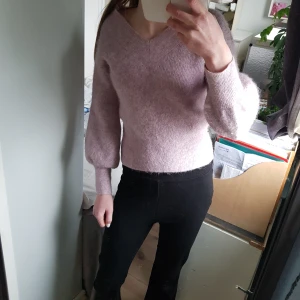 Stickad tröja - Jag har använta denna tröja ett fåtal gånger och därför säljer jag den. Den har krympt i tvätten och passar därför inte mig mer. Jag har inte skrivit exakta måttet pga att den krympt, det står XS på tröjan men jag har skrivit XXS