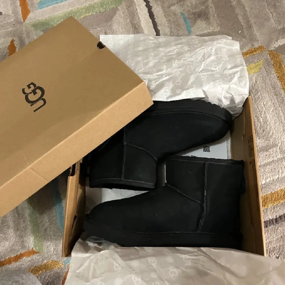 Hej, säljer dessa uggs då de inte passar. Helt oanvända köptes som en present till min mamma men de va för stora. Nypris är 2300 modellen är classic mini ll. Helt oanvända. Pris går att diskutera.. Skor.