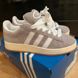 Adidas campus 00s - Helt nya adidas campus 00s i färgen grå, väldigt eftertraktade och svåra att få tag i💞Säljer då de tyvärr var för små, allt tillkommer