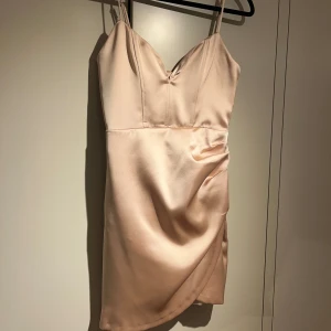 Rosa siden klänning - Från Zara, aldrig använd då den varit för kort, lite spruckna sömmar precis vid dragkedjan (ca 2cm). Hör av er för mer bilder 🌸💕 100kr plus frakt🌸