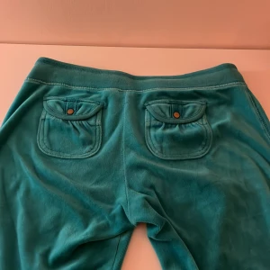 Byxor - Lågmidjade och utsvängda mjukis/yogabyxor med supersöta bakfickor. Färg är egentligen turkos Alldeles för korta på mig som är 170 tyvärr.  Dm:a gärna för mått eller fler bilder!🌰