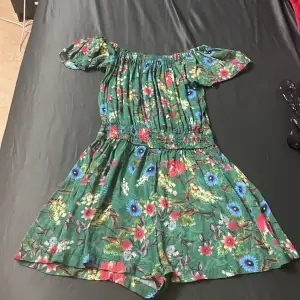 Grön blommig jumpsuit i storlek 38