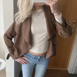 Kofta/tunn jacka  - Så himla fin jacka/kofta, aldrig använd, vilket är därav jag säljer 💗