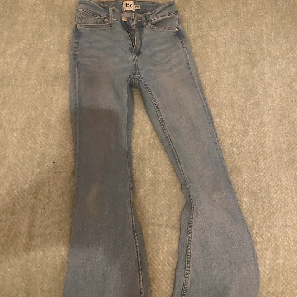 Supersnygga ljusblå bootcut/flared jeans från lager 157. Använda fåtalgånger, men kommer ej till användning längre. Ser precis ut som nya och formar sig superfint då de är i stretchiga material.💕  Hör av dig vid frågor eller tryck gärna på köp nu!☺️. Jeans & Byxor.