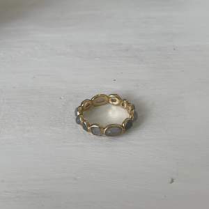 Jättefin ring med ljusblå/ljus grå stenar. Aldrig använt. Inga defekter. 