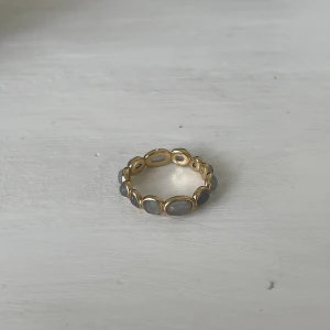 Fin ring!  - Jättefin ring med ljusblå/ljus grå stenar. Aldrig använt. Inga defekter. 