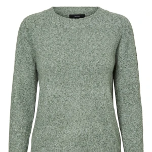 Stickad tröja  - Grön stickad tröja köpt för två månader sen men har tyvärr inte kommit till användning, använd få tal gånger och den är inte knottrig. Nästa helt ny. 