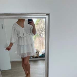 Säljer en jättefin vit klänning som jag köpte innan studenten förra året, men som tyvärr inte kom till användning då jag hittade en annan!  Klänningen är därav inte använd och i nyskick!❤️
