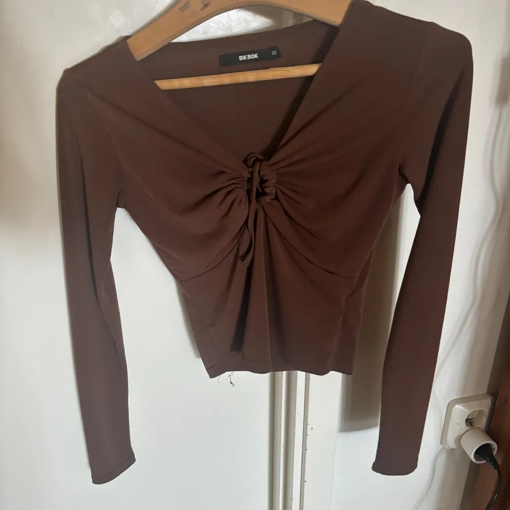 jättefin brun tröja från bikbok, den har bara varit i min garderob så den är i bra skick storlek xs men den passar s/m också . Toppar.