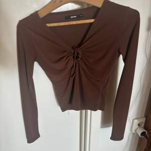 jättefin brun tröja från bikbok, den har bara varit i min garderob så den är i bra skick storlek xs men den passar s/m också 