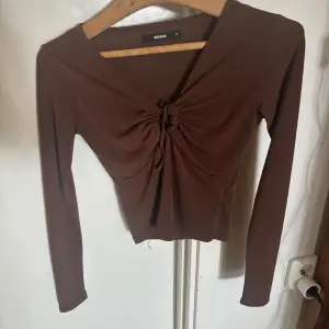 jättefin brun tröja från bikbok, den har bara varit i min garderob så den är i bra skick storlek xs men den passar s/m också 