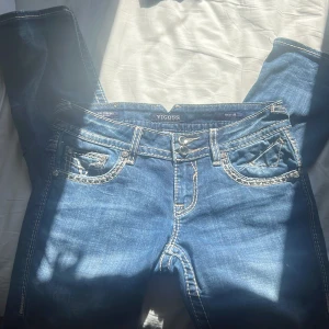 Lågmidjade jeans  - Säljer ett par jätte fina vigoss jeans somnar straight med super fin dekorering🙌😇W28 L32