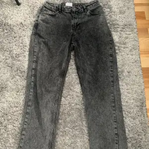 Hallåj! Säljer dessa riktigt feta Jeans från Grunt. Passar 165-170, Säljs för att de inte kommer till användning. Köpt för ca 500kr och säljs för mer än hälften av priset! Hör av er vid funderingar!🔥
