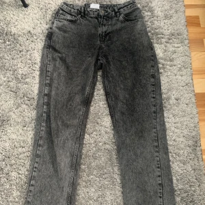 Grunt jeans - Hallåj! Säljer dessa riktigt feta Jeans från Grunt. Passar 165-170, Säljs för att de inte kommer till användning. Köpt för ca 500kr och säljs för mer än hälften av priset! Hör av er vid funderingar!🔥