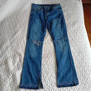 Jätefina jeans från Nelly🫶 Jättefint skick och är sparsamt använda. De var hål på knäna och slits längst ner vid benen🤍 jättelånga i storleken, jag rä 180 cm och de går ner till hälen. Jag säljer de för de är lite tighta i midjan❤️