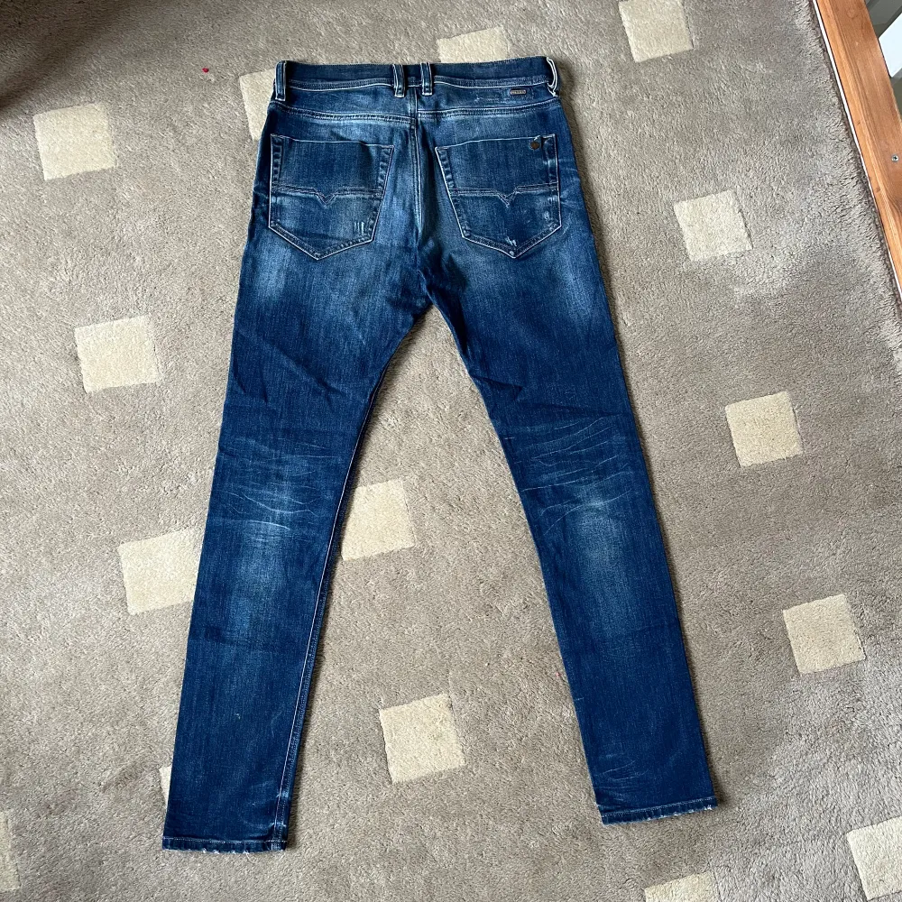 Slim fit jeans ”Tepphar” Asnajs fade och distressing, sparsamt använda. Tveka inte att höra av för frågor eller mer bilder!. Jeans & Byxor.