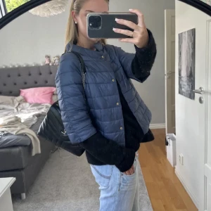 Herno liknande jacka - Köpt här på plick! I fint skick säljer endast för bra pris💋passar mig som brukar ha S🌟🌟