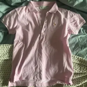 En jättesöt rosa piké tröja från Morris!  Storleken är M men tycker att den sitter mer som en S!  Kommer inte ihåg nypris, men köpt för några årsedan och sparsamt använd. 