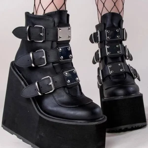 Demonias - Demonias som jag fick i födelsedagspresent för två år sedan.  Jag använde den bara en gång och aldrig mer. Kontakta mig om du är intresserad av varan <3