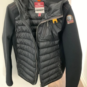 Parajumper cardigan - Säljer nu min Parajumper cardigan då den är för liten | Storlek Y L men motsvarar ungefär XS | Jackan är i utmärkt skick | Byten kan vara intressant |