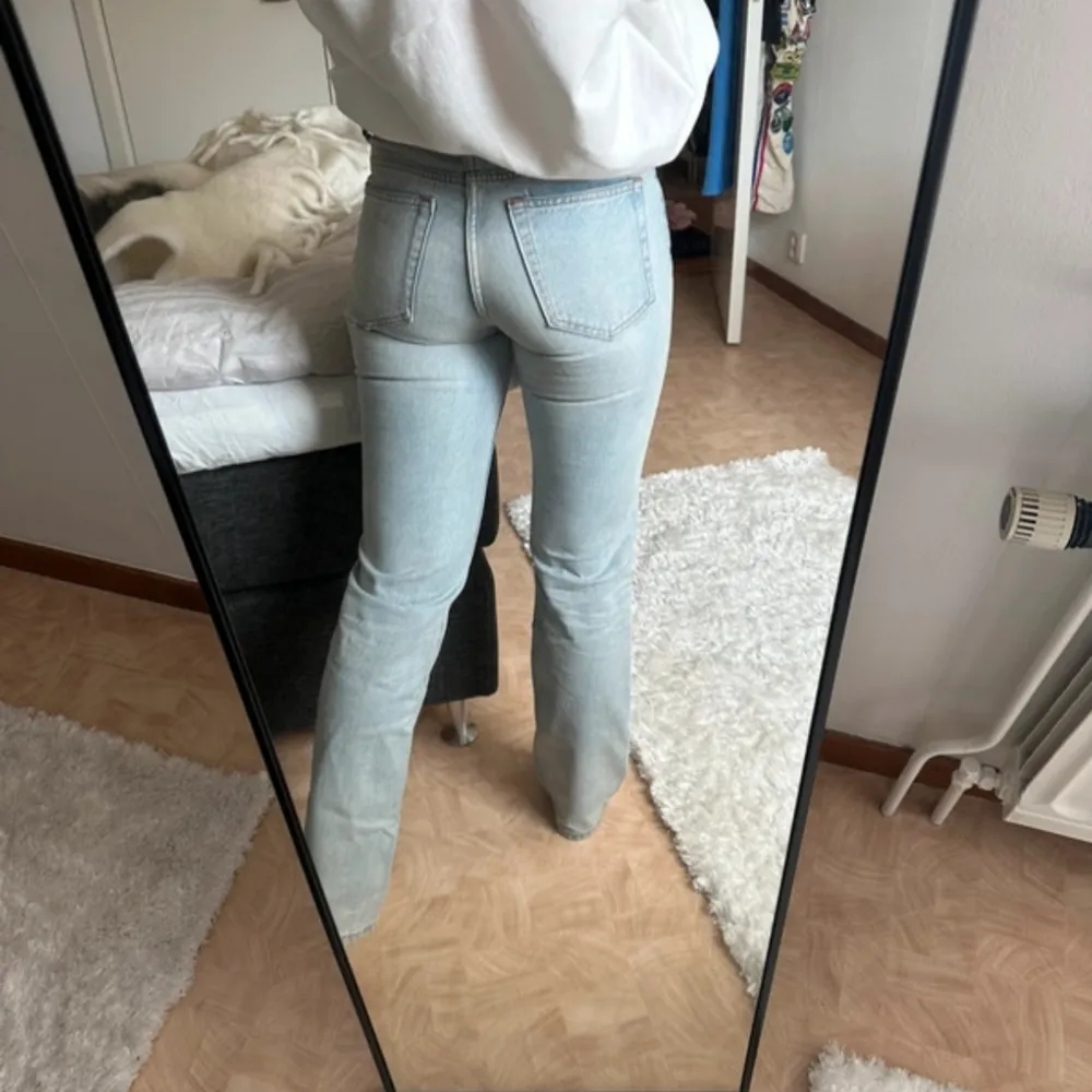 Ljusblåa jeans i modellen ”Pin” i storlek w26 L32. Som en Small. Mycket bra skick!. Jeans & Byxor.