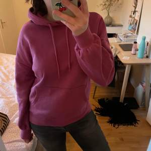 Slutsåld rosa hoodie från HM, använd fåtal gånger så i fint skick! Storlek XS men passar mig som har storlek S/M!💕