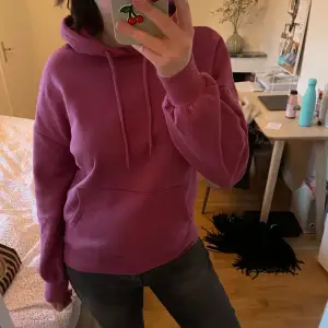 Slutsåld rosa hoodie från HM, använd fåtal gånger så i fint skick! Storlek XS men passar mig som har storlek S/M!💕