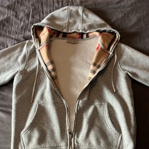 Burberry hoodie  - Säljer min burberry hoodie i storlek M  Den börjar bli för liten för mig. Den är I 9/10 i skick