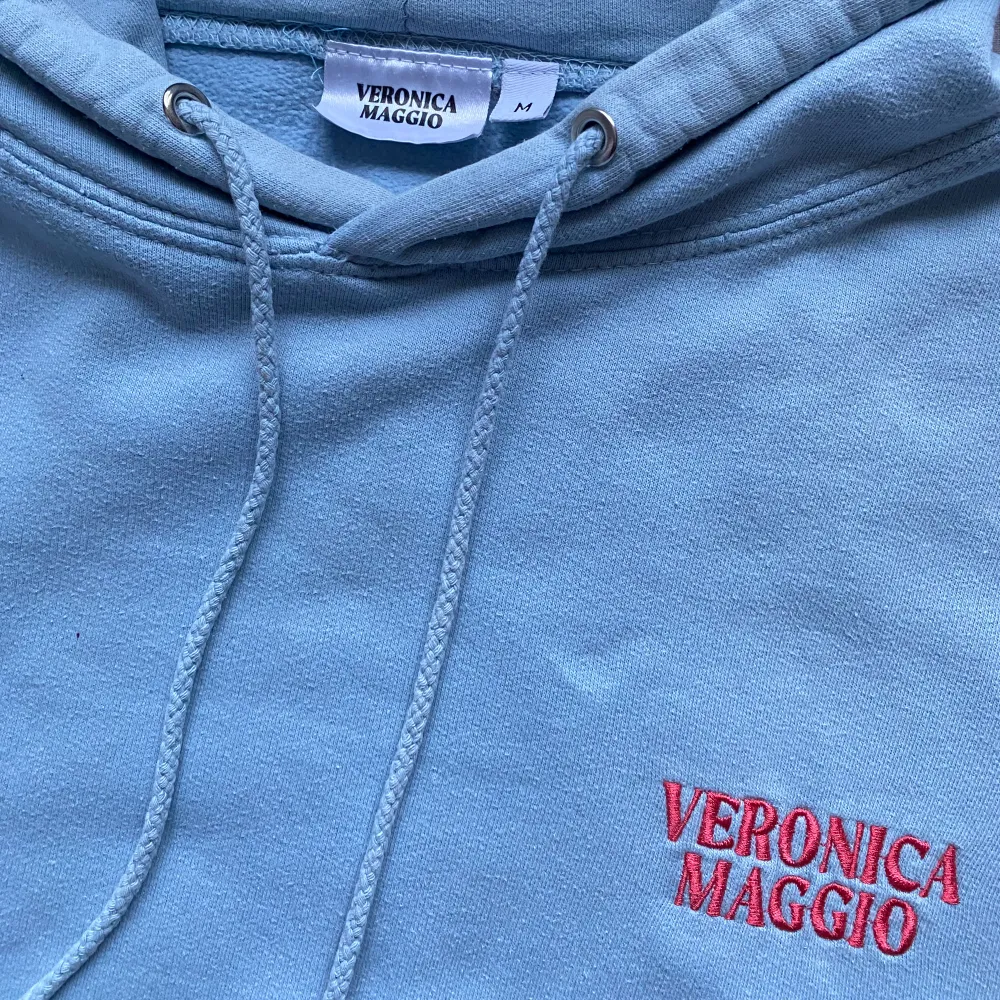 säljer min super coola veronica maggio hoodie med snyggt tryck på ryggen 🤍 använd några gånger men annars i fint skick! hör av dig om du har några frågor 🩷. Hoodies.