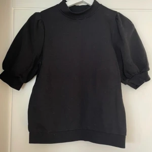 Trekvartsärmad tröja - Trekvartsärmad tröja från Vera moda storlek xs. Fint skick men passar ej mig tyvärr  Pris 100kr!