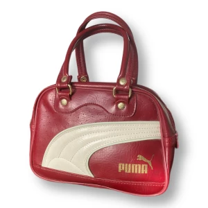 Väska  - En miniväska från Puma i jättecool design! Toppenskick! MÅTT: Bredd 21cm, Höjd 12cm & Djup 7cm
