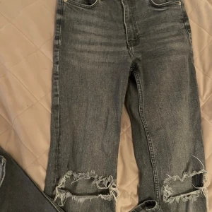 Split gråa jeans - Bra skick, använd några gånger pga av för små, stolek 38 men passar 36