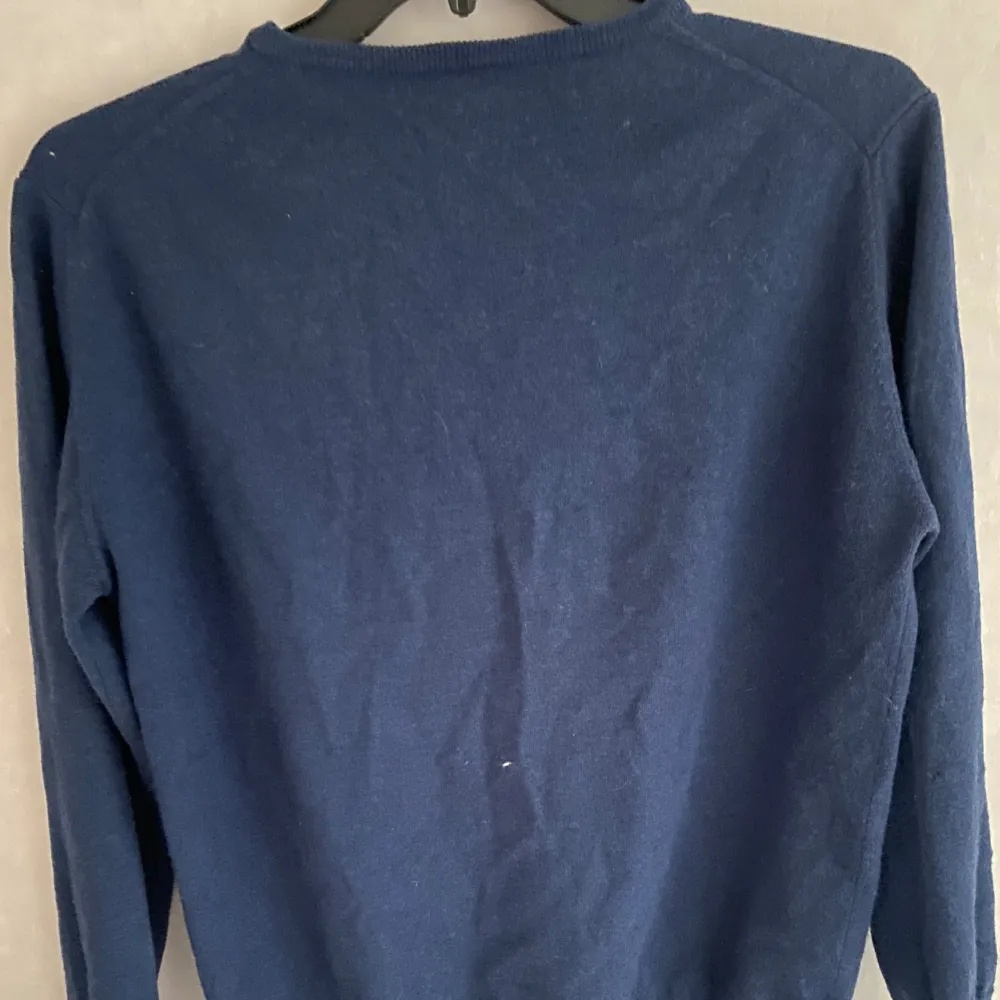 Säljer denna mörkblåa tröjan eftersom jag inte använder den. . Tröjor & Koftor.