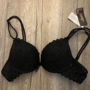 Bh - Oanvänd! Prislapp kvar. Push up.  Stl 70/75 B