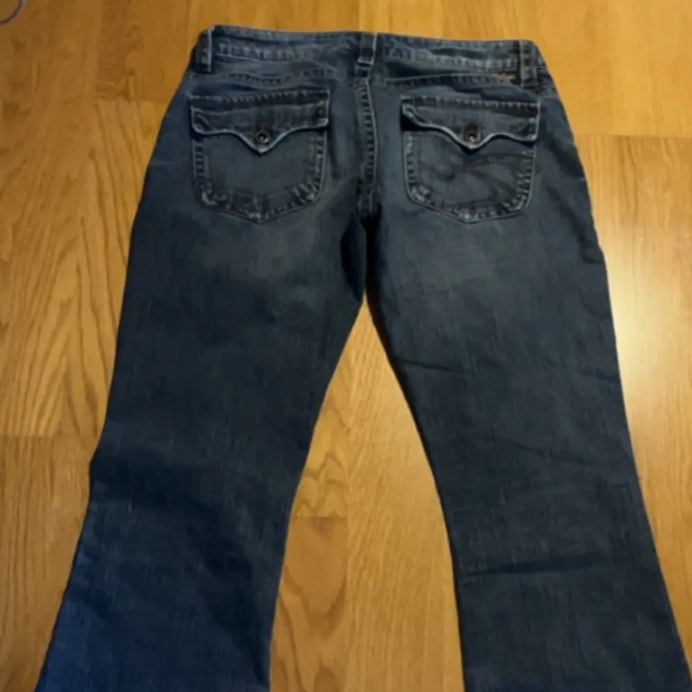 Skit snygga trendiga jeans som tyvärr är för långa för mig som är 156.. Jeans & Byxor.