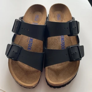 Birkenstock - Svarta Birkenstock i storlek 37. Aldrig använda pga fel storlek. 