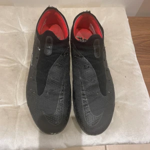 Fotbollsskor  - Säljer mina Nike phantoms i hyfsat skick. Sulorna i skorna är slitna men går enkelt att byta ut.