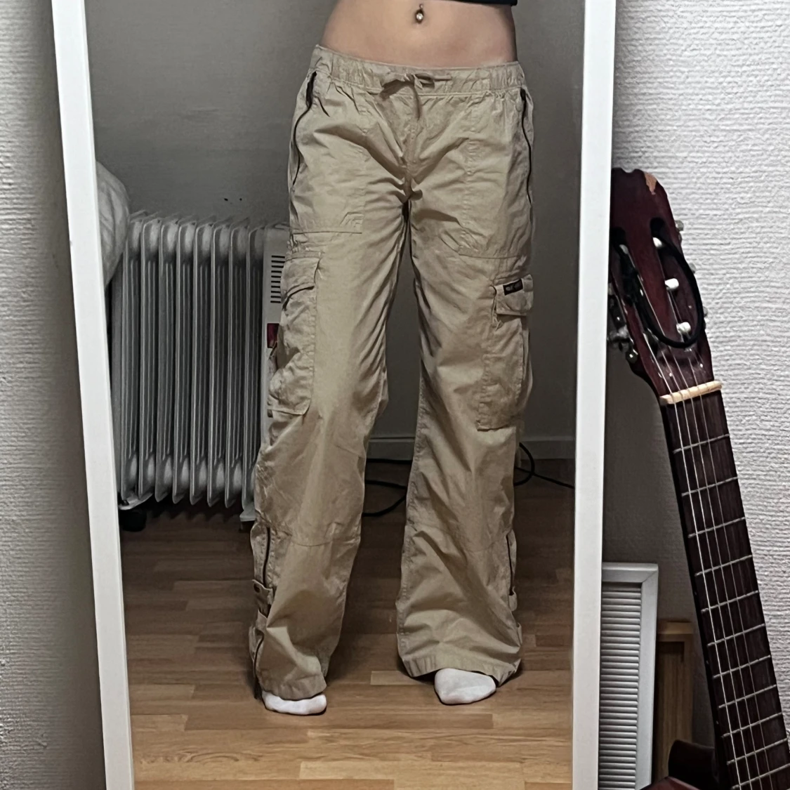 Limited edition lågmidjade beige cargo pants
