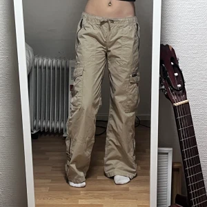 Limited edition lågmidjade beige cargo pants - Originalpris: 800kr, super bra material och aldrig använda, passar perfekt på mig (M)