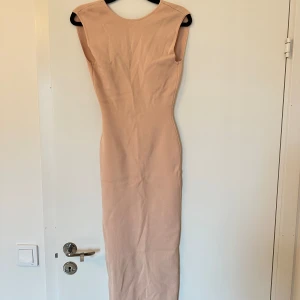 Klänning ZARA - Superfin oanvänd ljusrosa klänning från zara. Öppen i ryggen med band och sitter tight längs kroppen men stretchig i materialet. STORLEK S. Finare färg i verkligheten men hade dåligt ljus