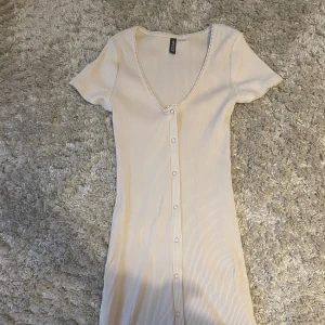 Kort klänning - En söt klänning som jag aldrig har använt, bara testat. Den slutar liten över knäna, skriv privat för bild på💕