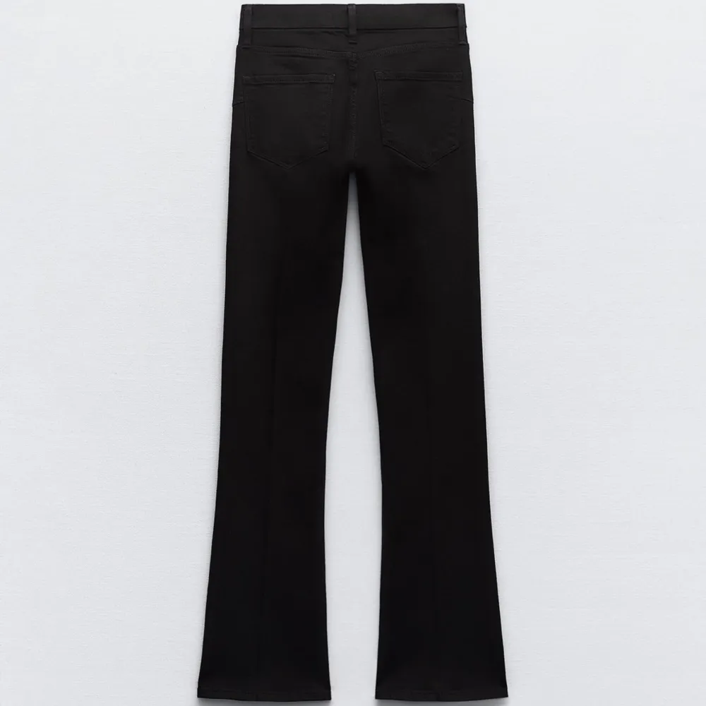 Midwaist bootcut jeans från zara, stretchiga och jättesnygga i passformen! I princip oanvända💞. Jeans & Byxor.